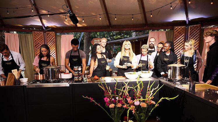 Auf der Ranch zeigt Heidi Klum den Boys und Girls, wie man Beinscheibensuppe kocht.