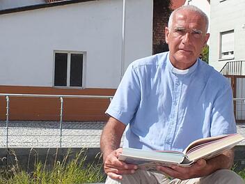 Der argentinische Priester Daniel Jany hat in Burkardroth wieder die Urlaubsvertretung übernommen.  Foto: Björn Hein