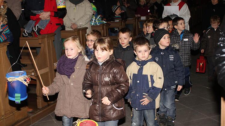 Die Kinder bei ihrem Einzug in die Stadtpfarrkirche. Foto: gg