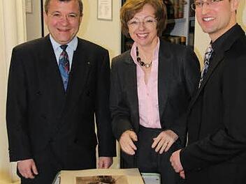 Zum Abschied durfte Horst Gehringer (links) nochmal ins herzogliche Fotoalbum blicken. Margit Ksoll-Marcon, die Generaldirektorin der Staatlichen Archive Bayerns, war fasziniert von diesem Stück aus der herzoglichen Familiengeschichte, und Johannes Haslauer, der neue Leiter des Staatsarchivs, freut sich auf weitere interessante Funde, die er noch entdecken kann.Foto: Simone Bastian