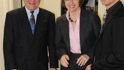 Zum Abschied durfte Horst Gehringer (links) nochmal ins herzogliche Fotoalbum blicken. Margit Ksoll-Marcon, die Generaldirektorin der Staatlichen Archive Bayerns, war fasziniert von diesem Stück aus der herzoglichen Familiengeschichte, und Johannes Haslauer, der neue Leiter des Staatsarchivs, freut sich auf weitere interessante Funde, die er noch entdecken kann.Foto: Simone Bastian