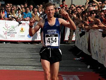 Darren Deed wurde beim Zieleinlauf am Maxplatz von den vielen Zuschauern frenetisch gefeiert. Foto: Bertram Wagner