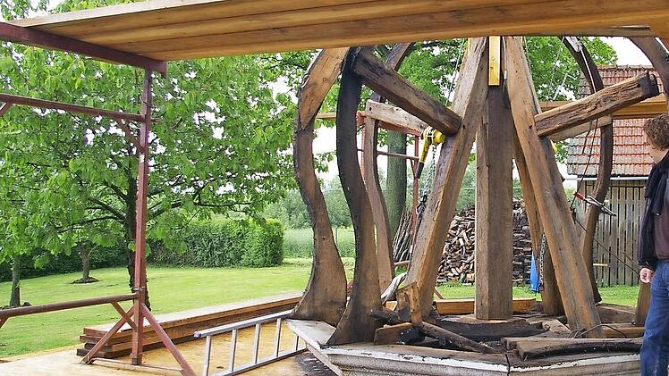 Architekt Andreas Steigerwald hat den Zwiebelturm von den Schieferplatten befreit. Jetzt können die Schäden in der Holzkonstruktion behoben werden, bevor die Spitze wieder eingedeckt wird.