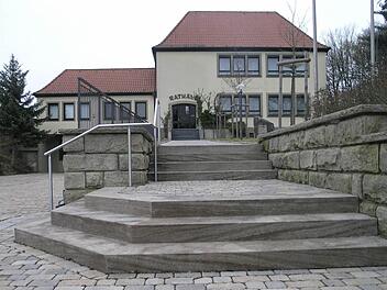 Wer hat künftig das Sagen im Rathaus von Rauhenebrach in Untersteinbach? Drei Kandidaten wollen Bürgermeister werden. Foto: FT-Archiv