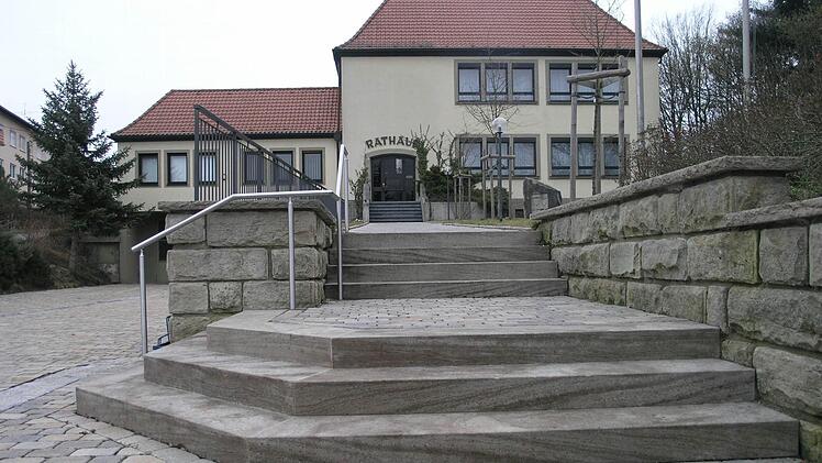 Wer hat künftig das Sagen im Rathaus von Rauhenebrach in Untersteinbach? Drei Kandidaten wollen Bürgermeister werden. Foto: FT-Archiv