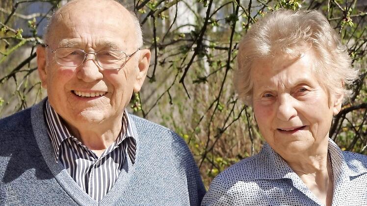 Auch wenn beider Wiege nicht in Franken stand, in Ebern fühlt sich das Jubelpaar Irene und Karl Prautsch heute am wohlsten.  Foto: Johanna Eckert