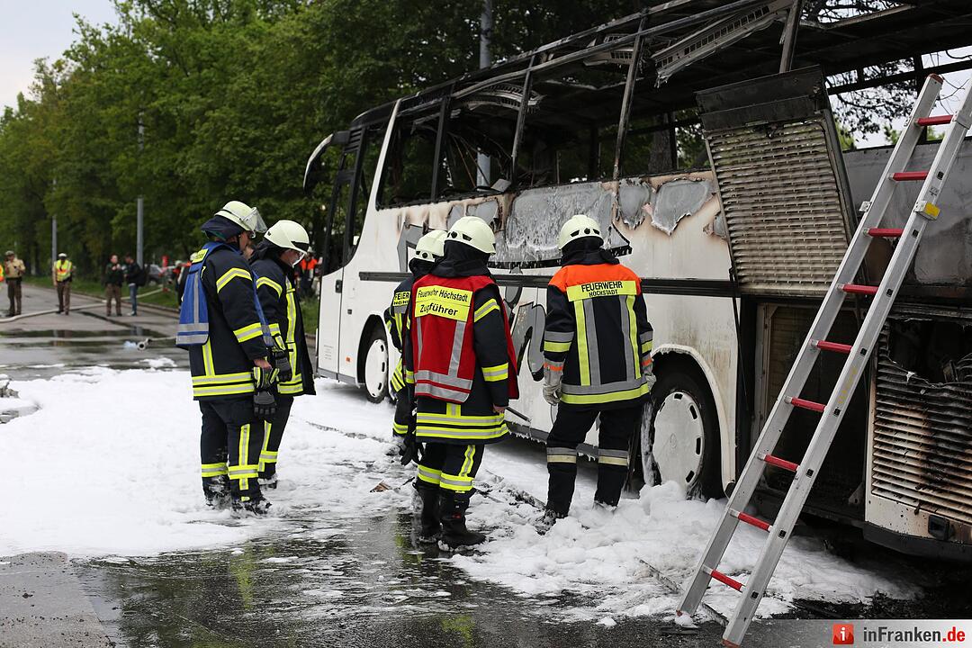 Reisebus brennt auf A3 bei Schlüsselfeld ab