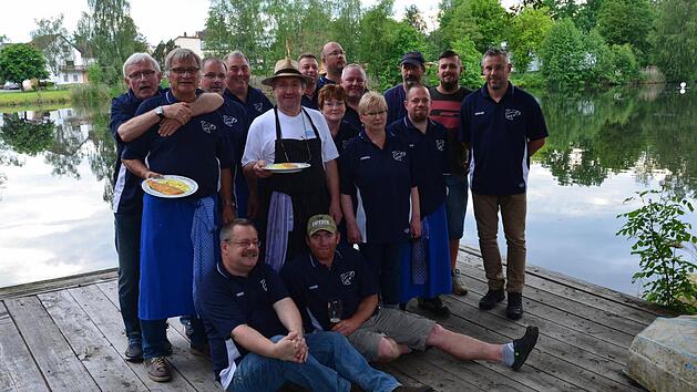 Das Fischerfest der "Waldfriedensee-Fischer" (im Bild) war wie immer ein gro&szlig;er Erfolg, so dass von Zander, Forelle und Lachs am Ende nur noch wenige Gerichte &uuml;brig geblieben sind. Foto: Sandra Hackenberg