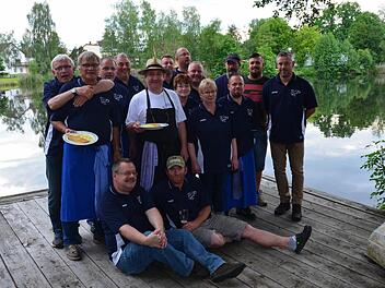 Das Fischerfest der "Waldfriedensee-Fischer" (im Bild) war wie immer ein großer Erfolg, so dass von Zander, Forelle und Lachs am Ende nur noch wenige Gerichte übrig geblieben sind. Foto: Sandra Hackenberg
