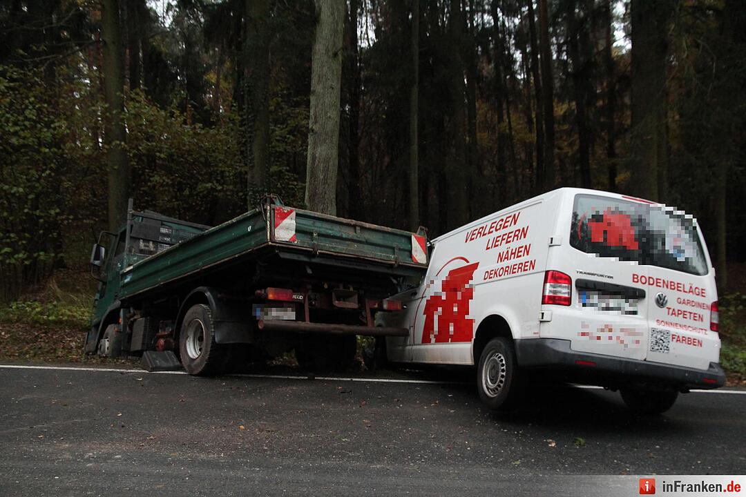 Bei Sigritzau: Laster prallt auf VW-Bus