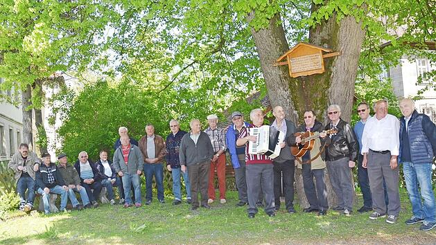 An der Planlinde von 1834 in der Ortsmitte von Haig ist der Start für jede Wanderung der musikalischen Rentnerwanderungen. Gerhard Deininger (7. v. r.) und Andreas Endes (5. v. r.) begleiten mit Akkordeon und Gitarre. Foto: K.- H. Hofmann