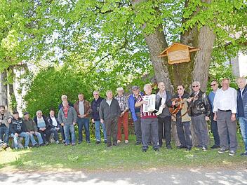 An der Planlinde von 1834 in der Ortsmitte von Haig ist der Start für jede Wanderung der musikalischen Rentnerwanderungen. Gerhard Deininger (7. v. r.) und Andreas Endes (5. v. r.) begleiten mit Akkordeon und Gitarre. Foto: K.- H. Hofmann