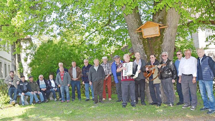 An der Planlinde von 1834 in der Ortsmitte von Haig ist der Start für jede Wanderung der musikalischen Rentnerwanderungen. Gerhard Deininger (7. v. r.) und Andreas Endes (5. v. r.) begleiten mit Akkordeon und Gitarre. Foto: K.- H. Hofmann