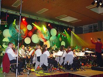 Das Symphonische Blasorchester Küps begeisterte bei seinem Jubiläums-Galakonzert. Foto: Heike Schülein