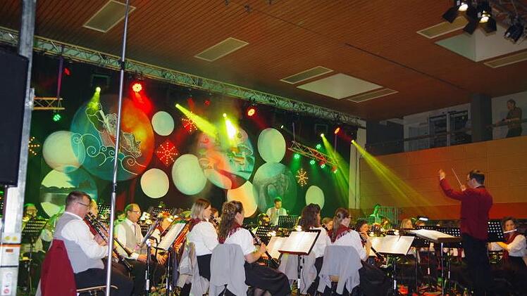 Das Symphonische Blasorchester Küps begeisterte bei seinem Jubiläums-Galakonzert. Foto: Heike Schülein