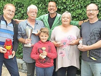 Vorsitzender Bernd Hoffmann (hinten) strahlt um die Wette mit den Preisträgern (von rechts) Torsten Jaeger, Monika und Helmut Jonak, Bernd Wunder sowie Jonak-Enkel Ben Heisle.  Foto: Monika Hoffmann