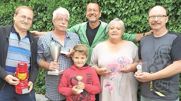 Vorsitzender Bernd Hoffmann (hinten) strahlt um die Wette mit den Preisträgern (von rechts) Torsten Jaeger, Monika und Helmut Jonak, Bernd Wunder sowie Jonak-Enkel Ben Heisle.  Foto: Monika Hoffmann