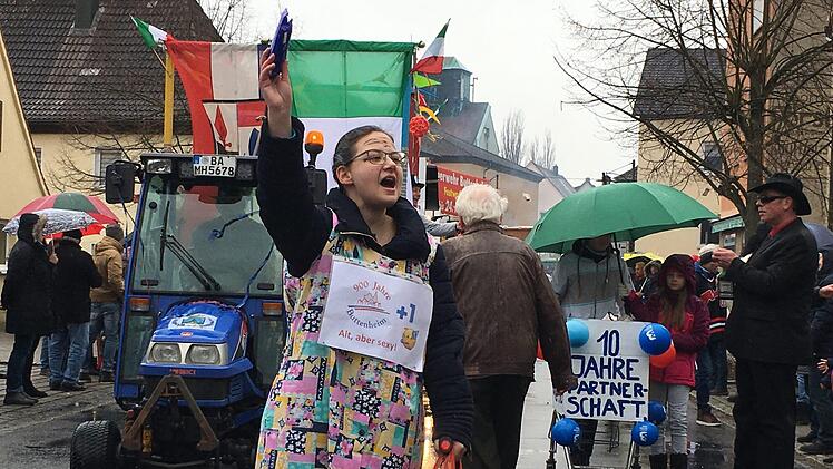 Beim Buttenheimer Faschingszug Foto: Anette Schreiber