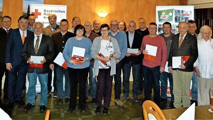 Die Männer und Frauen, die für 100- und 125-maliges Spenden geehrt wurden.