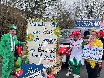 Der FC Oberhaid machte mit seinem Wagen auf seine Sorgen nach dem abgebrannten Sportheim aufmerksam.