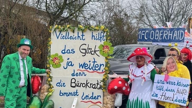 Der FC Oberhaid machte mit seinem Wagen auf seine Sorgen nach dem abgebrannten Sportheim aufmerksam.