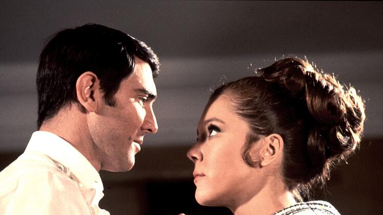 "Im Geheimdienst Ihrer Majest&auml;t" (1969): Teresa Di Vicenzo (Diana Rigg) ist die einzige Frau, die James Bond (George Lazenby) jemals heiratet. Das Ehegl&uuml;ck w&auml;hrt jedoch nicht lange. Teresa wird auf dem Weg in die Flitterwochen von Irma Bunt, einer Schergin von Ernst Stavro Blofeld, erschossen.