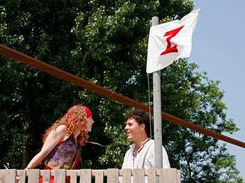 "Die rote Zora" auf der Bamberger Erba-Insel: Branko (Christoph Hofmann) muss stehlen, um nicht zu verhungern, so wie Zora (Susanna Bauernfeind) und ihre Bande auch.  Fotos: Daniela Schömig