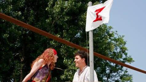 "Die rote Zora" auf der Bamberger Erba-Insel: Branko (Christoph Hofmann) muss stehlen, um nicht zu verhungern, so wie Zora (Susanna Bauernfeind) und ihre Bande auch.  Fotos: Daniela Schömig