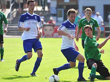 Großbardorfs Stefan Piecha (rechts) bringt den Ball vor dem Forchheimer Benjamin Kaufmann in die Mitte. Foto: as