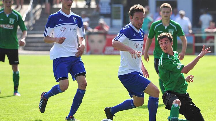 Großbardorfs Stefan Piecha (rechts) bringt den Ball vor dem Forchheimer Benjamin Kaufmann in die Mitte. Foto: as