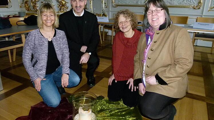 Dieses Team hat die Ökumenischen Alltagsexerzitien vorbereitet (von links): . Pfarrerin Annette Henke, Domvikar Robert Mayr, Doris Otminghaus von Bibelwelten e. V. und Susanne Grimmer vom Referat Spiritualität des Erzbistums Bamberg. Foto: Marion Krüger-Hundrup
