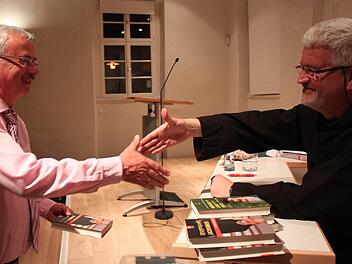 Völlig entspannt signierte Pater Christoph sein Buch. Foto: Markus Häggberg