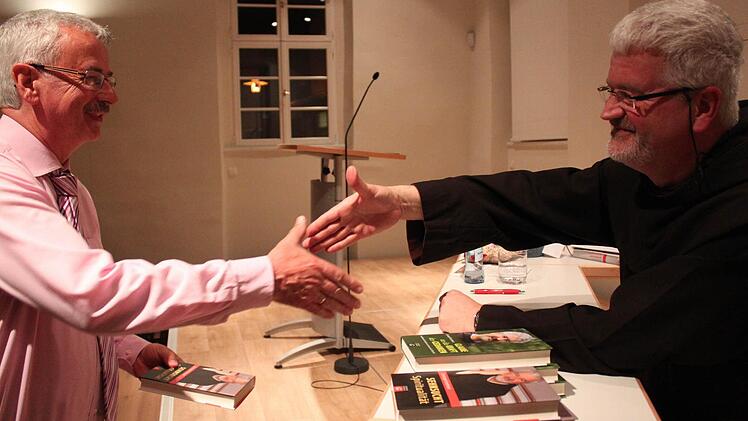 Völlig entspannt signierte Pater Christoph sein Buch. Foto: Markus Häggberg