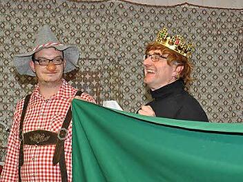 Der Prinz (Michael Gärtlein, rechts) überzeugte im Aschenputtel-Sketch das Publikum von seinen Qualitäten: "Ich bin ja so schön". Foto: Ingrid Kohles