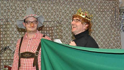 Der Prinz (Michael Gärtlein, rechts) überzeugte im Aschenputtel-Sketch das Publikum von seinen Qualitäten: "Ich bin ja so schön". Foto: Ingrid Kohles