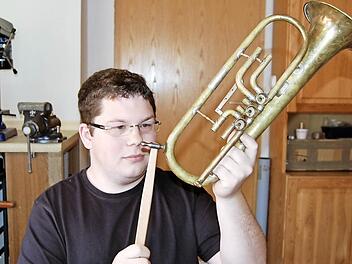 In seiner Nüdlinger Heimwerkstatt bastelt Dominik Röchner (24) manchmal an alten Blasinstrumenten