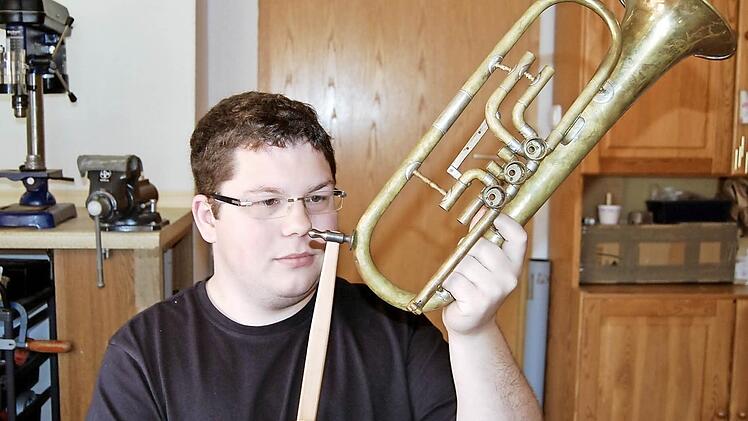 In seiner Nüdlinger Heimwerkstatt bastelt Dominik Röchner (24) manchmal an alten Blasinstrumenten