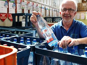 Mit über 800 Kisten Wasser auf Lager wäre Getränkemarktleiter Armin Dittrich im Katastrophenfall gewappnet. Foto: Christian Bauriedel