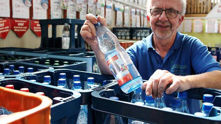 Mit über 800 Kisten Wasser auf Lager wäre Getränkemarktleiter Armin Dittrich im Katastrophenfall gewappnet. Foto: Christian Bauriedel