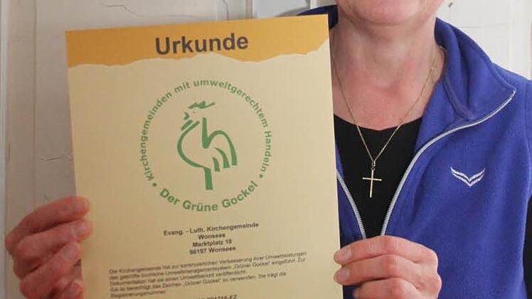 Umweltbeauftragte Gerlinde Ziermann mit der Urkunde "Grüner Gockel"