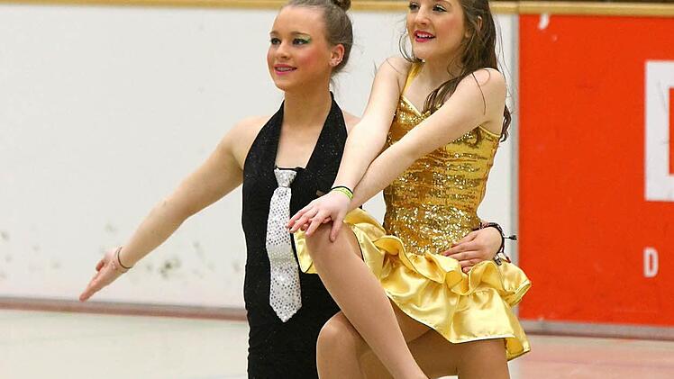 Die TanzmariechenKatharina Hahn (links) und Anna Dewagner (rechts) von den TSC Main Dancers.Foto: Monika Limmer