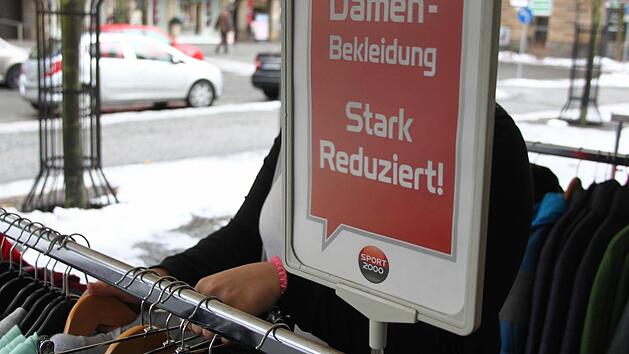 Die Einzelhändler in Kulmbach versuchen mit Rabattaktionen die letzte Winterware loszuwerden und so Platz für die Frühlingskollektionen zu schaffen. Foto: Jakob Weber
