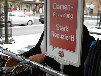 Die Einzelhändler in Kulmbach versuchen mit Rabattaktionen die letzte Winterware loszuwerden und so Platz für die Frühlingskollektionen zu schaffen. Foto: Jakob Weber