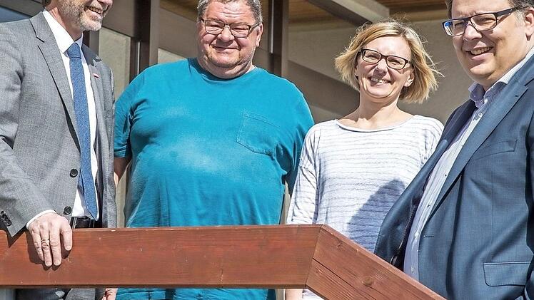 Bei der Vorstellung in Lichtenfels (von links): HWK-Hauptgesch&auml;ftsf&uuml;hrer Thomas Koller, Kreishandwerksmeister Mathias S&ouml;llner, Jessica Herrmann, Mitarbeiterin in der Gesch&auml;ftsstelle, und Gesch&auml;ftsstellenleiter Danny Dobmeier  Foto: Frank Wunderatsch