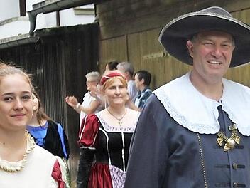 Landrat Klaus Löffler war ebenfalls beim historischen Festzug dabei - stilecht. Foto: Veronika Schadeck