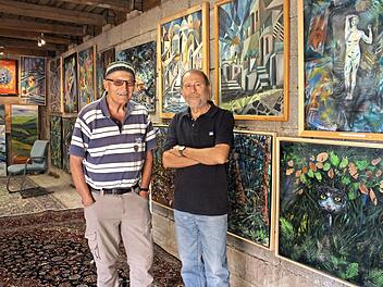 Die Künstler Alexander Czoppelt (links) und Friedrich Kleinlein in der Hauptgalerie.  Foto: Seeger
