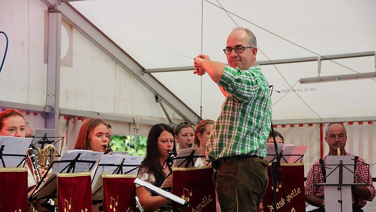 Impressionen von der Modenschau im Festzelt auf dem Coburger Schlossplatz - hier: die Blaskapelle Meeder unter Leitung von Markus HollsteinOliver Schmidt