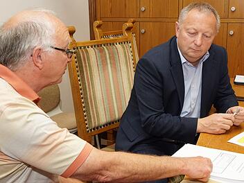 Gerd Schäfer überreicht Landrat Thomas Bold den Packen mit den Unterschriftenlisten.  Foto: Arkadius Guzy