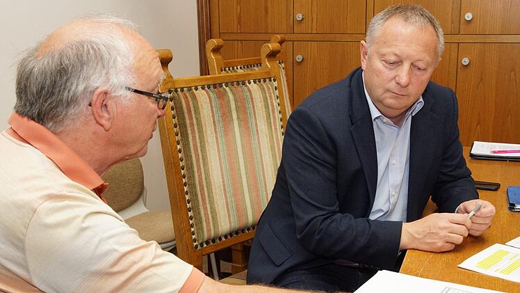Gerd Schäfer überreicht Landrat Thomas Bold den Packen mit den Unterschriftenlisten.  Foto: Arkadius Guzy