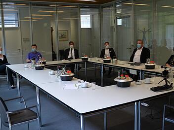 Im Klinikum in Forchheim (v. l.):  Kathrin Hamler (Betriebsratsvorsitzende), Jürgen Gschossmann (Chefarzt, Ärztlicher Direktor Standort Forchheim), Hermann Ulm (Landrat Forchheim, Aufsichtsratsvorsitzender Klinikum), Sven Oelkers (Geschäftsführer), MdB Andreas Schwarz und Elisabeth Battran (Pflegedirektorin)  Foto: Franka Struve/Klinikum Forchheim-Fränkische Schweiz
